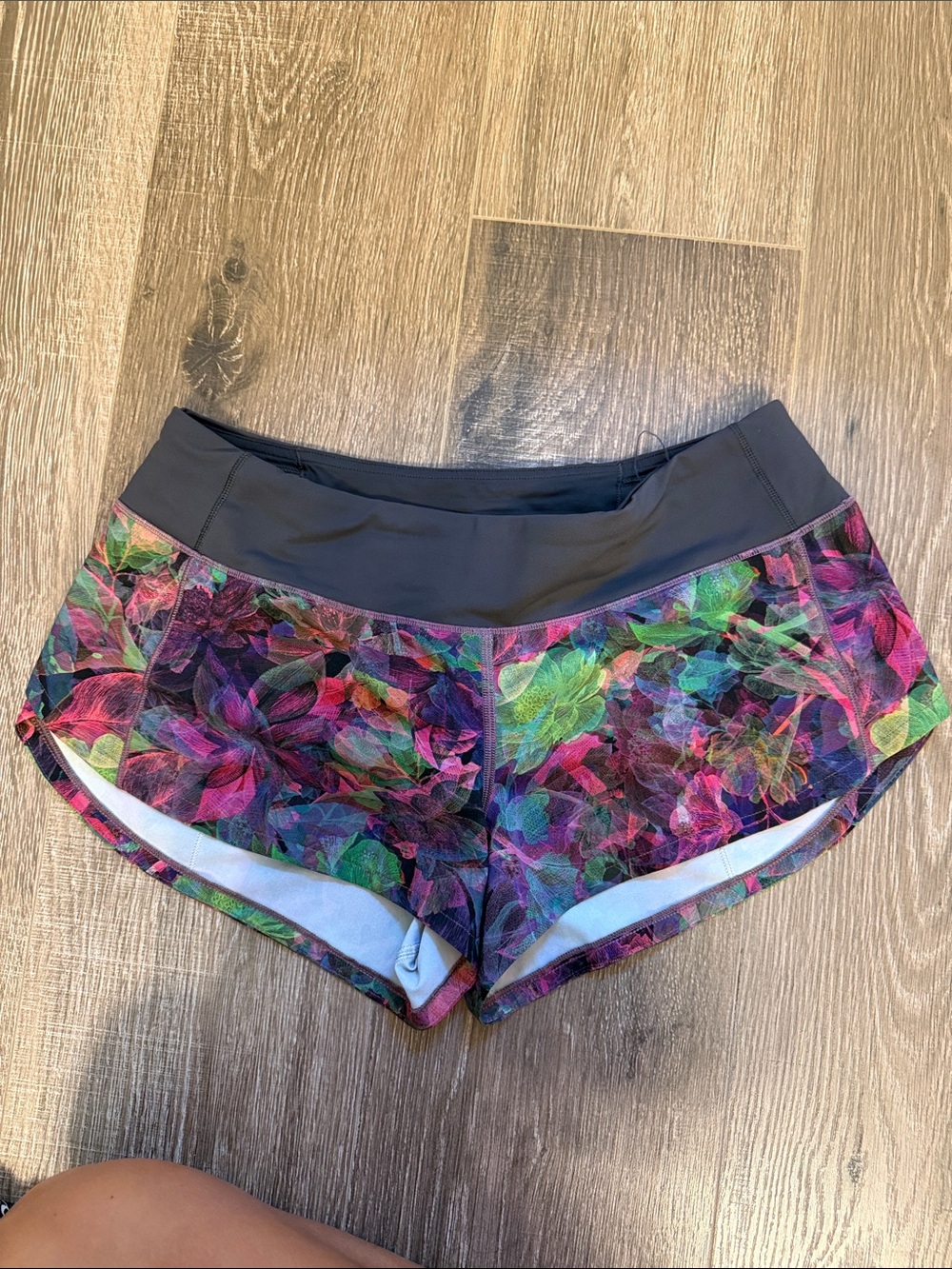 lululemon Speed Up 2.5” Black Waistband Floral Print Athletic Shorts